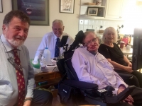 Foto dei ricercatori con Stephen Hawking