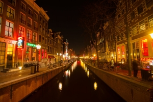 Amsterdam, riapre il quartiere a luci rosse.