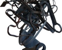 Nella foto “L'itinerario”, scultura in ferro di Alberto Baumann. 1987 - H.70cm.-L.71cm.