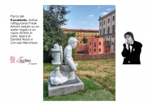 statua raffigurante Freak Antoni seduto su un water legato a un razzo diretto in cielo, opera di Daniele Rossi e Corrado Marchese.
